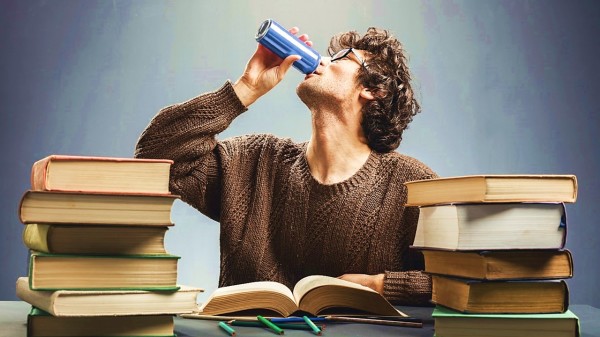 读书的学生喝能量饮料