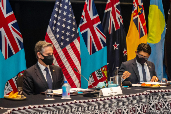 2022年2月12日，美國國務卿安東尼·布林肯（Antony Blinken，左）在斐濟楠迪（Nadi）與斐濟代理總理艾亞茲·賽義德-海尤姆（Aiyaz Sayed-Khaiyum，右）及其它南太平洋島國領導人舉行會談。（圖片來源：LEON LORD/AFP via Getty Images）