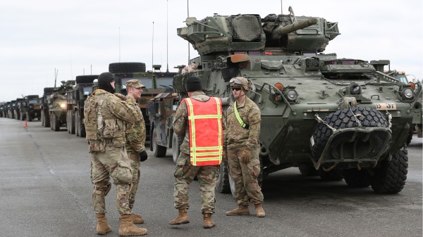 2022年2月9日，在德國的美國陸軍第2騎兵團第2中隊的士兵在前往羅馬尼亞前準備裝甲戰車。（圖片來源：Alexandra Beier/Getty Images）