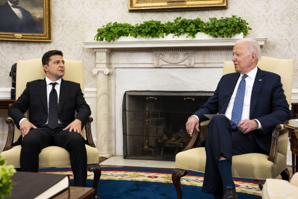 圖為2021年9月1日，美國總統拜登（右）在白宮接待到訪的烏克蘭總統澤連斯基（Volodymyr Zelensky，又譯“澤倫斯基”）。（圖片來源：Doug Mills-Pool/Getty Images）