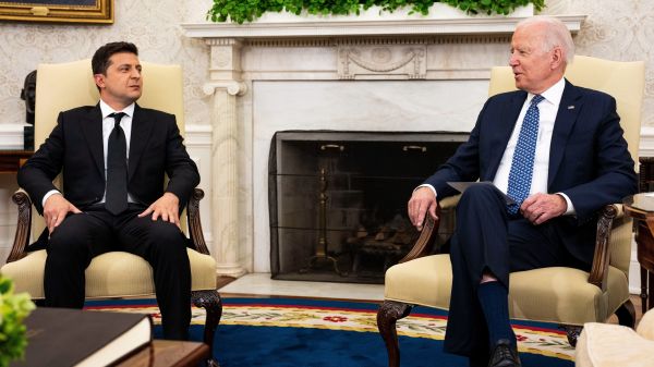 圖為2021年9月1日，美國總統拜登（右）在白宮接待到訪的烏克蘭總統澤連斯基（Volodymyr Zelensky，又譯“澤倫斯基”）。