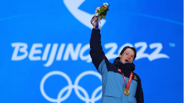 北京冬奥男子5000公尺和10000公尺竞速滑冰的双料金牌瑞典选手冯德波（Nils van der Poel）