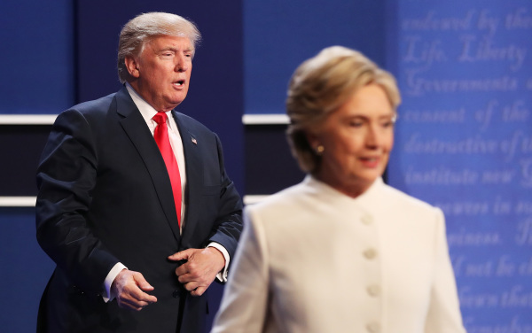 圖為2016年10月19日，美國總統大選期間，兩位總統候選人川普（後）和希拉里（前）在第三次總統辯論會上。（圖片來源：Drew Angerer/Getty Images）