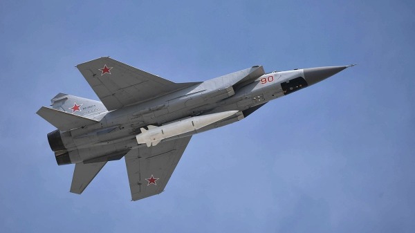 2018年5月9日在莫斯科举行的胜利日阅兵式期间，俄罗斯的MiG-31超音速拦截机携带高超音速匕首导弹（Kinzhal）飞越红场。