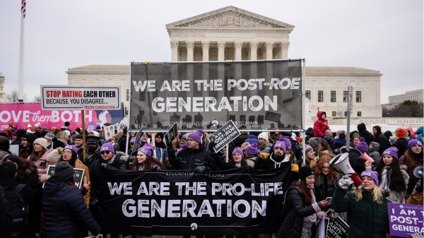 来自全美各地的反堕胎人士在华盛顿DC的最高法院前集会，呼吁最高法院推翻罗诉韦德案（Roe v.Wade）。