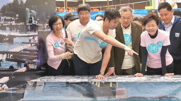 渔农界立法会议员何俊贤（左三）与林郑月娥（右二）资料图。（图片来源：政府新闻处）