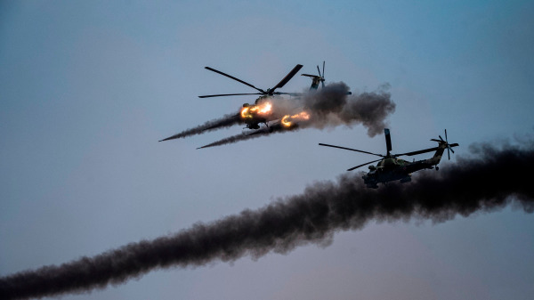 罗斯攻击直升机在俄罗斯南部阿斯特拉罕地区进行军事演习