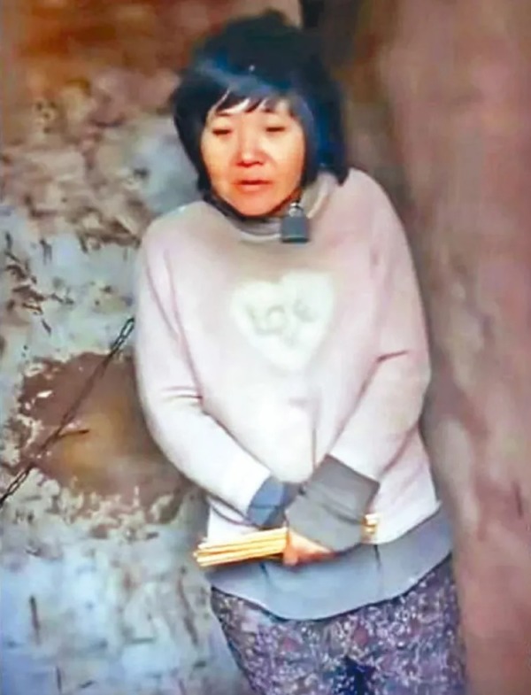 江蘇徐州被鐵鏈栓著的女子