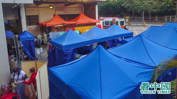 油麻地广华医院要在露天停车场架设帐篷，病人在寒风中等待入院。（图片来源：庞大卫/看中国）