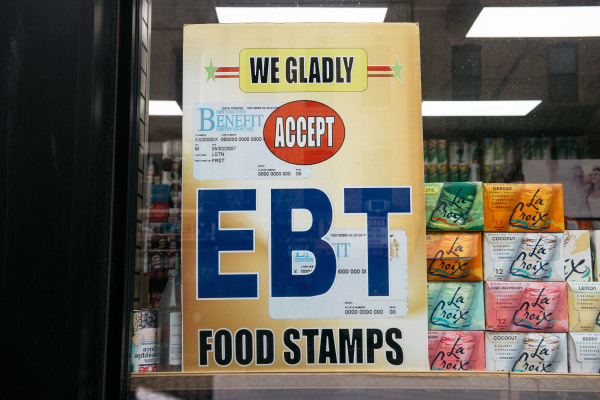 图为2019 年 12 月 5 日，美国纽约市布鲁克林区的一家杂货店提醒顾客该店接受食物券和福利卡的标志。那时的川普政府刚刚宣布了更严格的移民要求，吃福利的移民可能无法获得绿卡。（图片报导：Scott Heins/Getty Images）