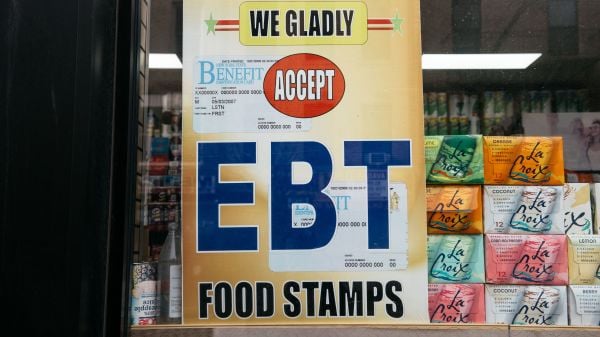 2019年12月5日，美国纽约市布鲁克林区的一家杂货店提醒顾客该店接受食物券和福利卡的标志。