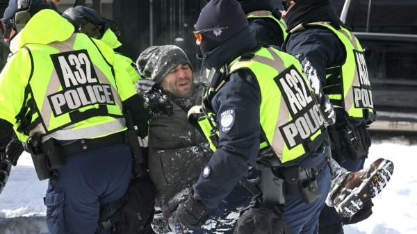 2022年2月18日，渥太華警察逮捕抗議者。（圖片來源：Scott Olson/Getty Images)