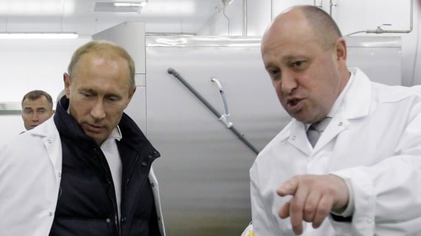 2010年9月20日，绰号为“普京的厨师”普里戈津向普京展示他在圣彼得堡郊外的学校午餐工厂。