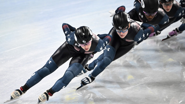 圖為美國短道速滑隊的成員於今年2月1日在進行北京冬奧賽前適應性訓練。