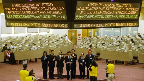  2004年3月18日，中芯國際半導體公司總裁兼首席執行官Richard R. Chang在香港證券交易所首次亮相時發表講話。（圖片來源：PETER PARKS/AFP via Getty Images）