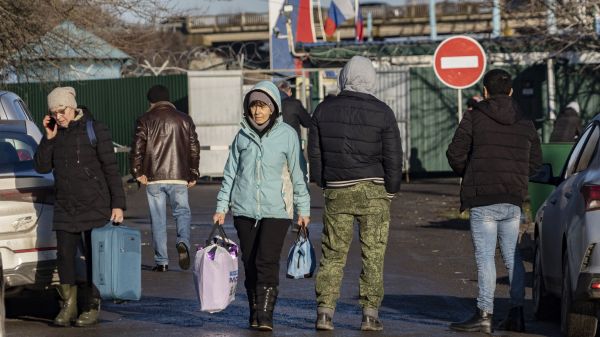 2022年2月19日，一些烏克蘭東部的居民們攜帶著自己的財物和行李穿過位於阿維洛-烏斯彭卡（Avilo-Uspenka）的俄羅斯邊境檢查站，進入俄羅斯