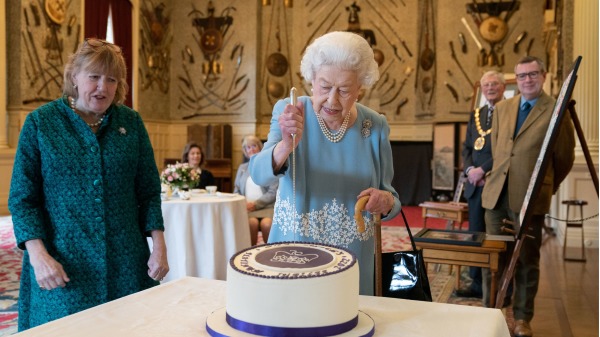 2022年2月5日，英國女王伊麗莎白二世在 2022 年 2 月 5 日在招待會上切蛋糕慶祝白金禧年的開始。（圖片來源： Joe Giddens - by WPA Pool/Getty Images)