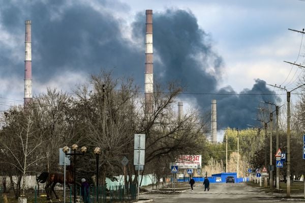 2022 年 2 月 22 日，在俄罗斯承认乌克兰东部由亲俄势力控制的顿涅茨克（Donetsk）和卢甘斯克（Lugansk）独立，并命令俄罗斯军队作为“维和人员”派遣部队到那里的第二天，卢甘斯克附近的沙斯蒂亚（Schastia）小镇外遭到炮击，一座发电厂冒出浓烟。（图片来源：ARIS MESSINIS/AFP via Getty Images）