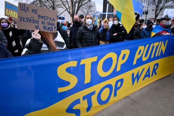 2022 年 2 月 22 日，支持乌克兰的示威者们聚集在德国柏林的俄罗斯大使馆前，抗议俄罗斯总统普京下令出兵乌克兰的入侵行动。（图片来源：JOHN MACDOUGALL/AFP via Getty Images）