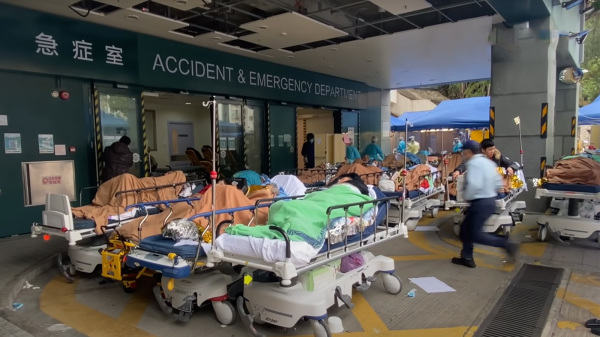 香港爆發第五波疫情，圖為求診市民在廣華醫院外的臨時帳篷看診。（圖片來源：視頻截圖）