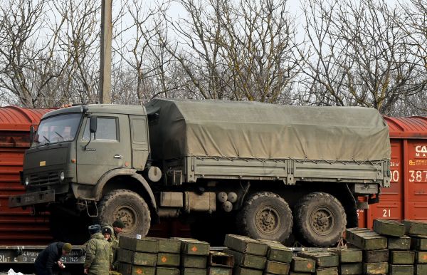 2022年2月23日，俄羅斯南部羅斯托夫（Rostov）地區，距離烏克蘭東部頓涅茨克（Donetsk）地區的邊境大約50 公里，俄羅斯軍隊的軍用車輛在裝載到火車上以進行運輸。（圖片來源：STRINGER/AFP via Getty Images）