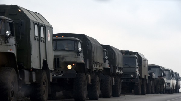 2月23日，俄羅斯軍用卡車停在俄羅斯南部羅斯托夫地區，該地區與所謂「頓涅茨克人民共和國」接壤。