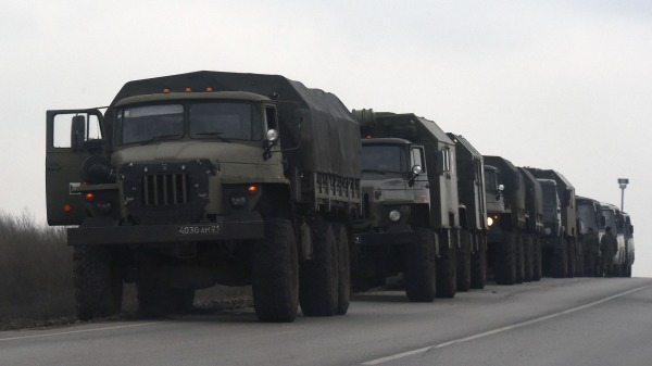  2022年2月23日，俄羅斯南部羅斯托夫地區的一條路邊出現了俄羅斯軍用卡車和公共汽車，該地區與自稱的頓涅茨克人民共和國接壤。(圖片來源：STRINGER/AFP via Getty Images)