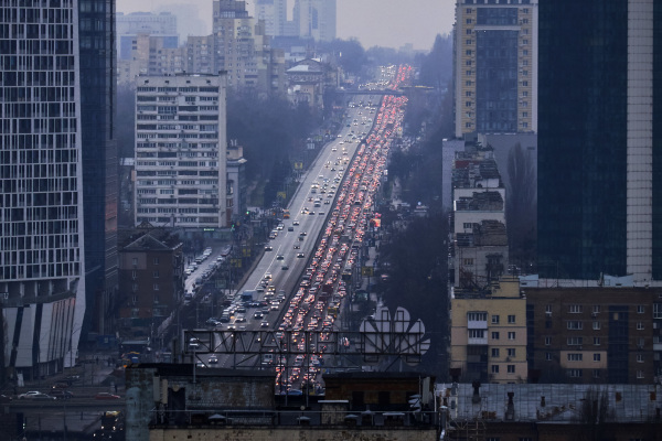 在俄羅斯的空襲後，2022年2月24日的清晨，基輔居民開車排隊離開了這座城市。