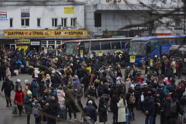 2022 年 2 月 24 日，烏克蘭首都基輔，人們在公共汽車站等待登上公共汽車，撤離這座城市。 一夜之間，俄羅斯開始對烏克蘭進行大規模攻擊，包括基輔在內的多個烏克蘭城市都受到俄羅斯的導彈襲擊。（圖片來源：Pierre Crom/Getty Images）