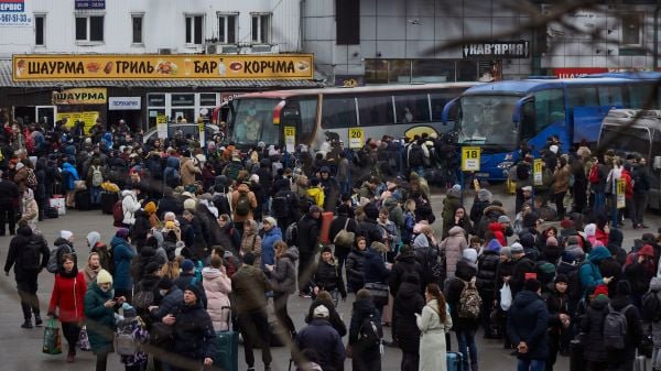 2022 年 2 月 24 日，乌克兰首都基辅，人们在公共汽车站等待登上公共汽车，撤离这座城市。