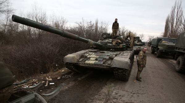 2022 年 2 月 24 日，乌克兰军人准备击退乌克兰卢甘斯克地区的袭击。