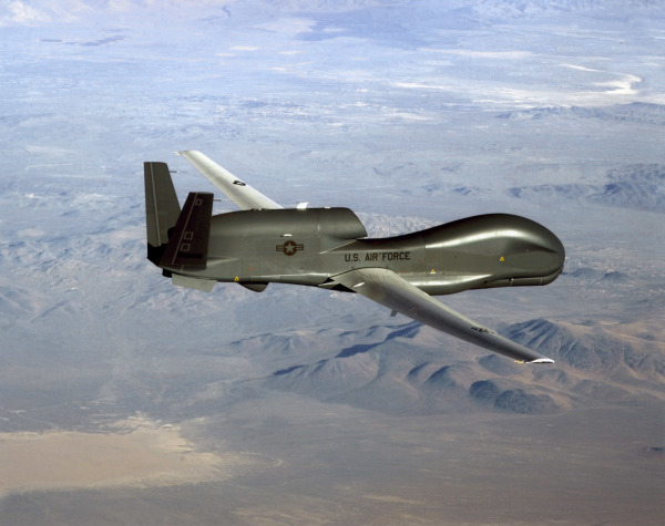 一架RQ-4全球鹰在空中翱翔，记录情报、监视和侦察数据。