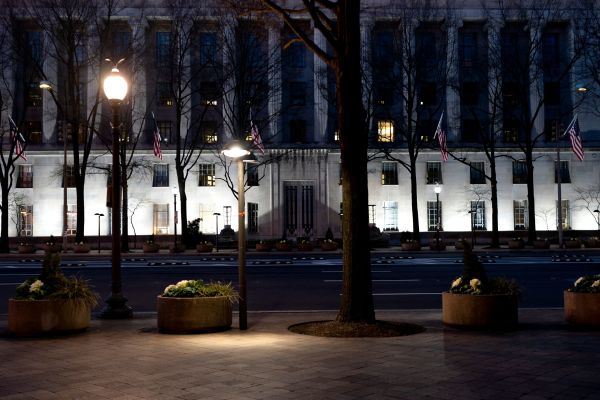 圖為2022年2月9日，位於華盛頓DC的美國司法部大樓籠罩在夜幕下。（圖片來源：STEFANI REYNOLDS/AFP via Getty Images）