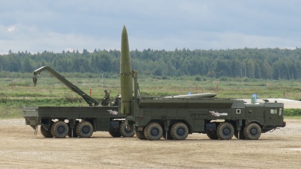 俄罗斯的伊斯坎德尔-M导弹是垂直发射的弹道飞弹，其计算机系统使用了英国的振荡器。