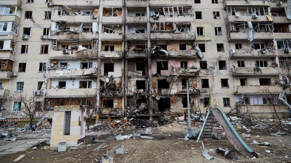 2022 年 2 月 25 日，乌克兰首都基辅的一座住宅楼被俄罗斯导弹击中炸毁。俄罗斯从24日开始对乌克兰从北、东、南三面进行大规模入侵，并伴有空袭和炮击。