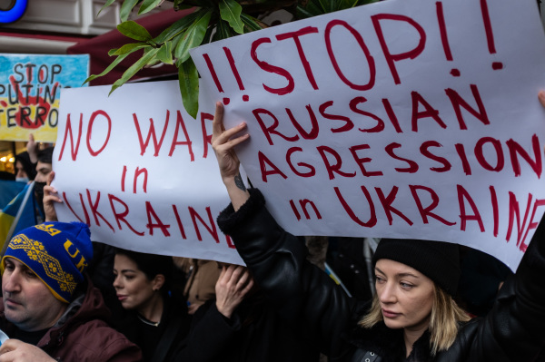 2022年2月25日，乌克兰人在土耳其伊斯坦布尔的俄罗斯领事馆外聚集抗议俄罗斯入侵乌克兰的行为。