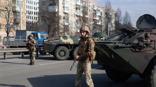 2月25日，乌克兰士兵在首都基辅一个安全检查站巡逻。