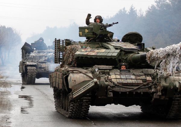 2022 年 2 月 25 日，烏克蘭軍人開著坦克前往烏克蘭東部盧甘斯克（Lugansk）地區的前線，與入侵的俄羅斯軍隊作戰。（圖片來源：ANATOLII STEPANOV/AFP via Getty Images）