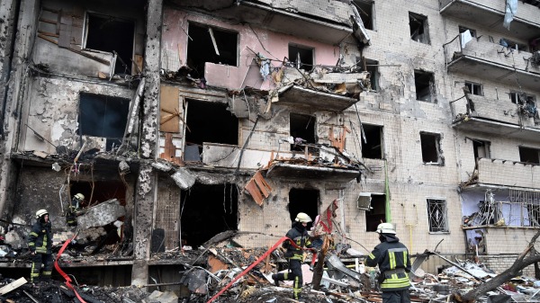 乌克兰首都基辅郊区一栋受损住宅楼，据称俄罗斯军弹击中了该处。