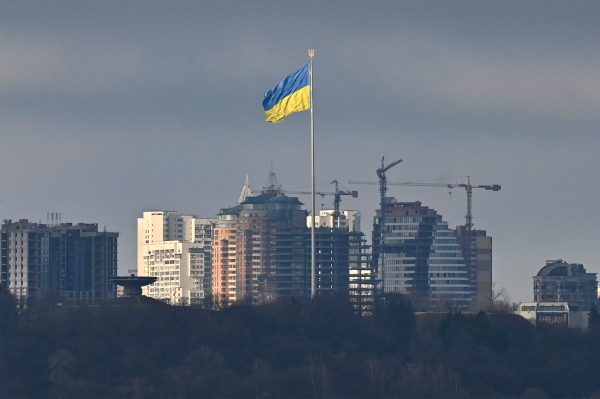 2022年2月26日清晨，乌克兰最大的国旗于仍在基辅飘扬。乌克兰军队表示他们已于2月26日击退俄罗斯对其首都的袭击。