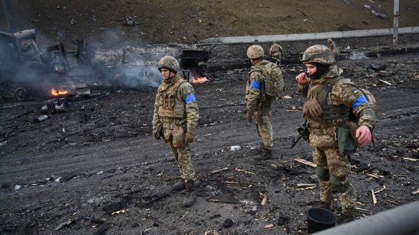 2022 年 2 月 26 日上午，烏克蘭軍隊在烏克蘭首都基輔與俄羅斯地面部隊進行激烈巷戰後，擊退了俄羅斯對基輔的進攻，圖為烏克蘭軍人在戰鬥結束後尋找沒有爆炸的砲彈。