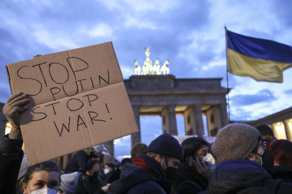2022年2月26日，歐洲多個大城市爆發反對俄羅斯入侵烏克蘭的大規模示威活動。圖為德國柏林的抗議活動，有示威者舉著“制止普京 制止戰爭”的標語牌。（圖片來源：Cigdem Hizkan/ dia images via Getty Images）