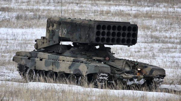 安裝在車輛上的俄羅斯TOS-1A 重型火焰噴射器系統，能發射溫壓彈。