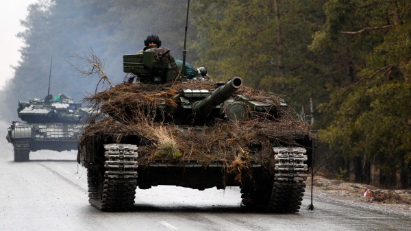 俄罗斯坦克在乌克兰街道行驶。