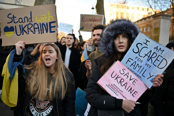 针对俄罗斯入侵乌克兰，乌克兰的支持者于2022年2月26日在英国伦敦抗议。