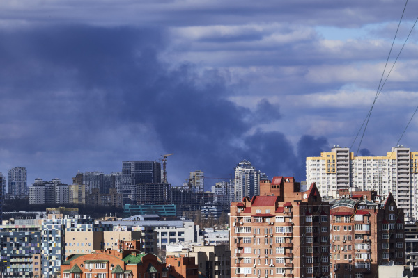 2022 年 2 月 27 日，乌克兰首都基辅郊区发生爆炸事件，建筑群后面冒起浓烟。随着俄罗斯继续入侵乌克兰，基辅周围不断发生爆炸和枪声。（图片来源：Pierre Crom/Getty Images）