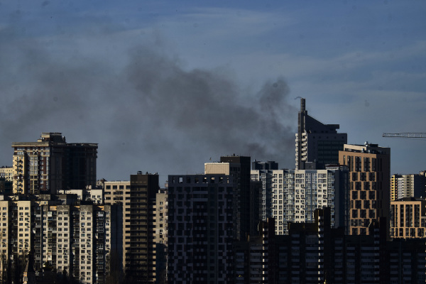 2022年2月26日，乌克兰首都基辅的建筑物中所冒出的浓烟。（图片来源：Pierre Crom/Getty Images）