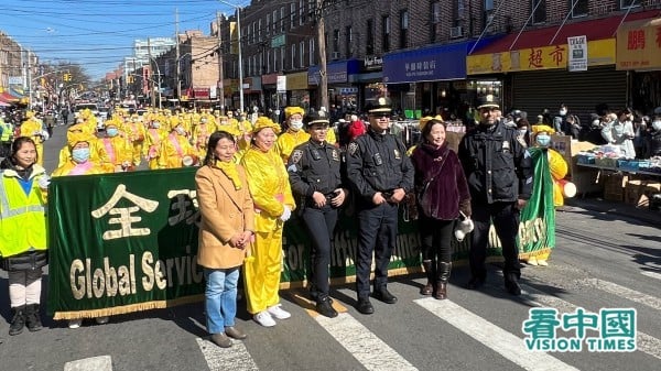 图片右三为纽约市警察局72分局局长欧内斯特・卡斯特罗（Ernesto Castro），感谢法轮大法为社区带来美好福祉。
