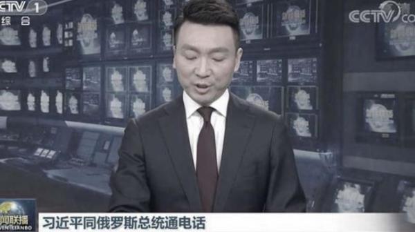 2022年2月25日，中共央视“新闻联播”突然插播习近平与普京通话，主持人低头念稿。（图片来源：视频截图）