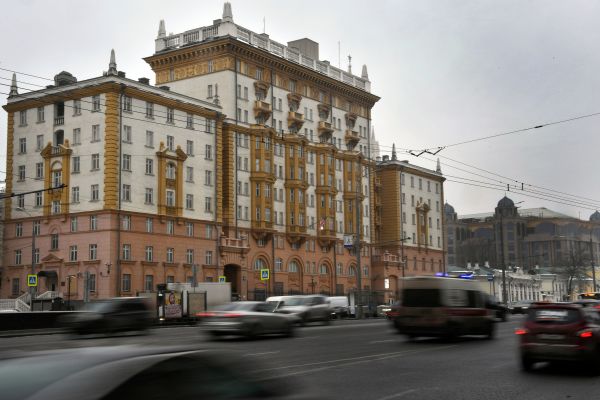 位于莫斯科的美国驻俄罗斯大使馆建筑全景照（档案图片）。（图片来源：ALEXANDER NEMENOV/AFP via Getty Images）